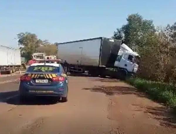 Motorista de carreta perde o controle na BR-285 entre Ijuí e Coronel  Barros
